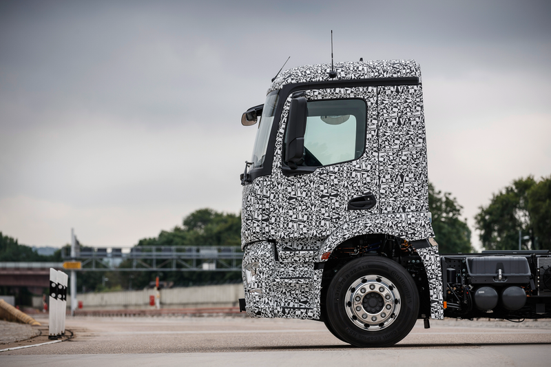 Illustration for article titled The First Electric Big Rig Is A 26-Ton Hauler From Mercedes With Zero Emissions
